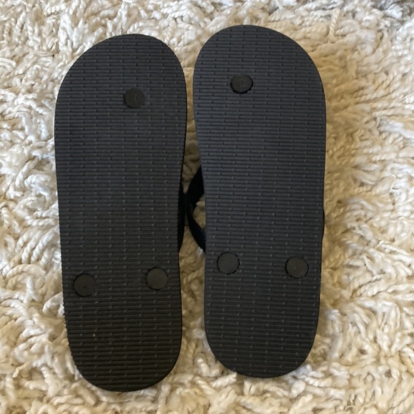 NEW Cat & Jack Black Flip Flops Youth Size 4 / 5 Shoe - Picture 5 of 7